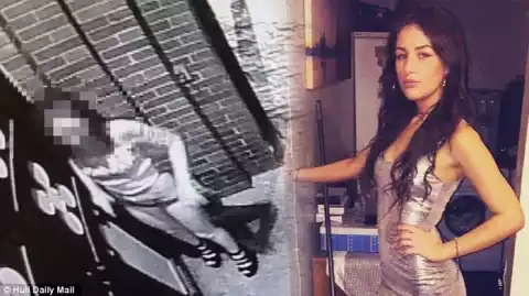 Wanita membuka celana dalam