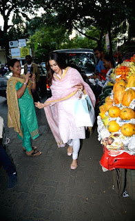 Indian Girl Sara Ali Khan Seen Without makeup face in Bandra Mumbai City (4)