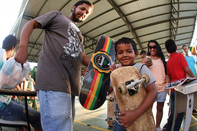Jovens de São Sebastião promovem evento para inaugurar pista de skate
