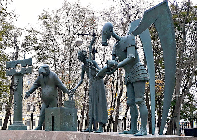 Михаил Шемякин. Скульптурная композиция "Дети - жертвы пороков взрослых". Москва