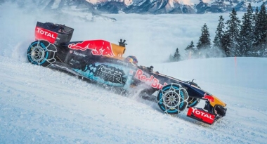 Gunakan Ban Yang Di Selimuti Rantai, Mobil F1 Ini Berjalan Diatas Salju Gunakan Ban Yang Di Selimuti Rantai, Mobil F1 Ini Berjalan Diatas Salju