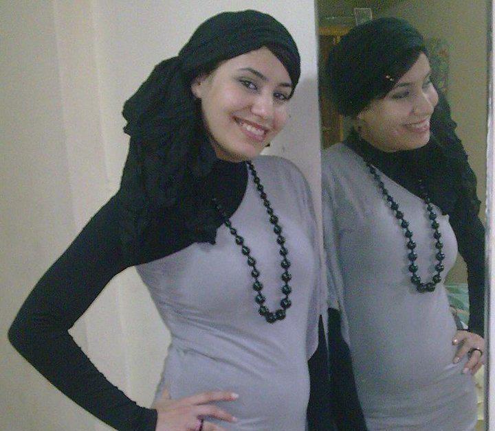 Aarab Women Lifestyle: Urdan women front of mirror