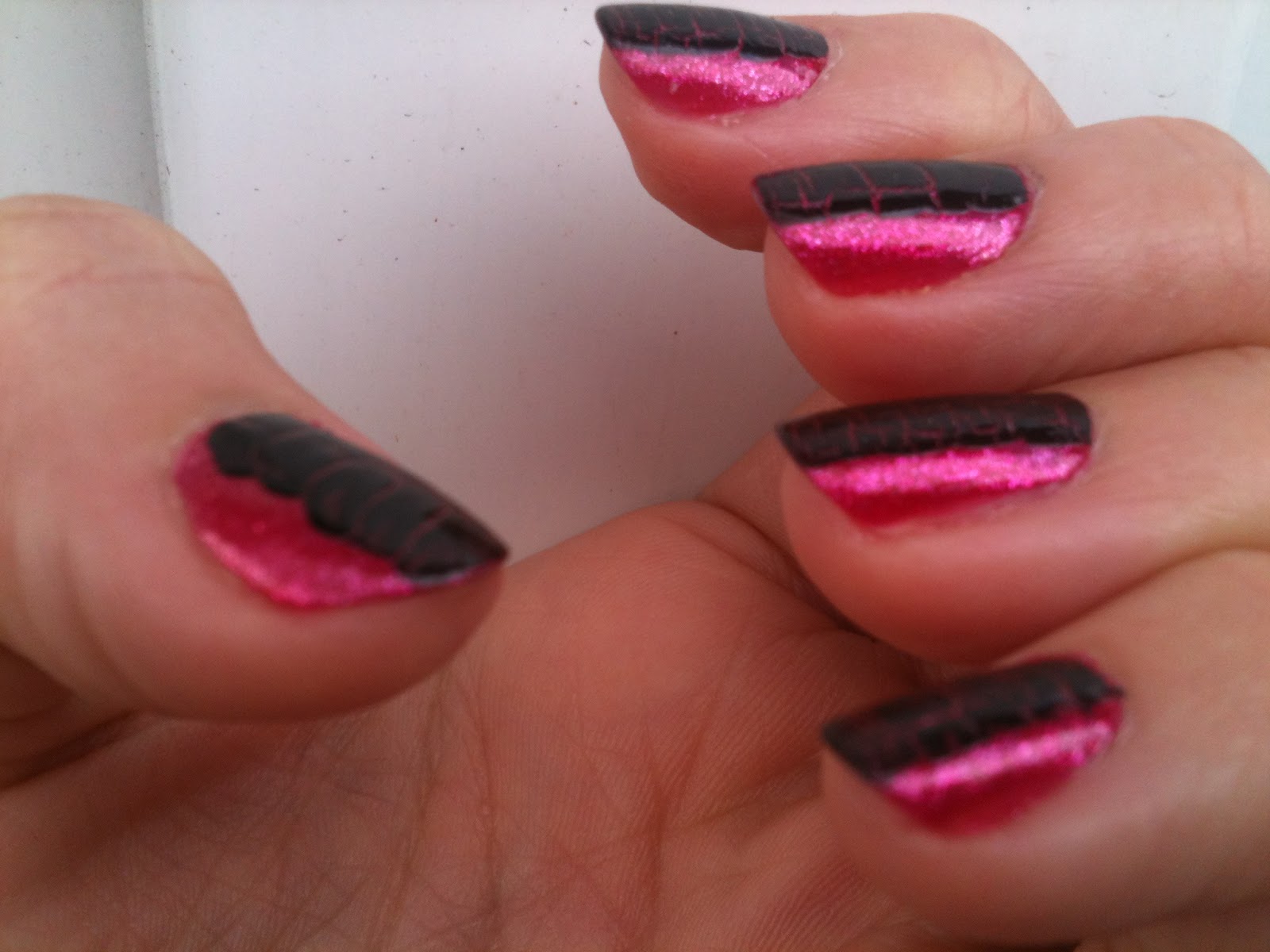 Beauté Blog By Misskikaw Manucure 19 Nail art "rose et bande noir crakelée"