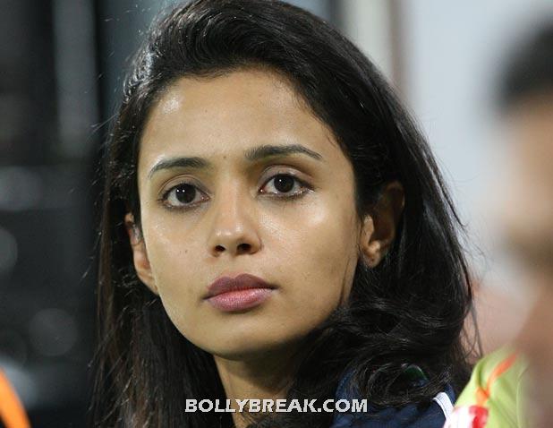 gayatri reddy of deccan chargers during the ipl 3rd place match between royal challengers bangalore and deccan chargers played at dy patil stadium on april 24 2010 in navi mumbai - (11) - Gayatri Reddy Hot Pics at IPL Matches