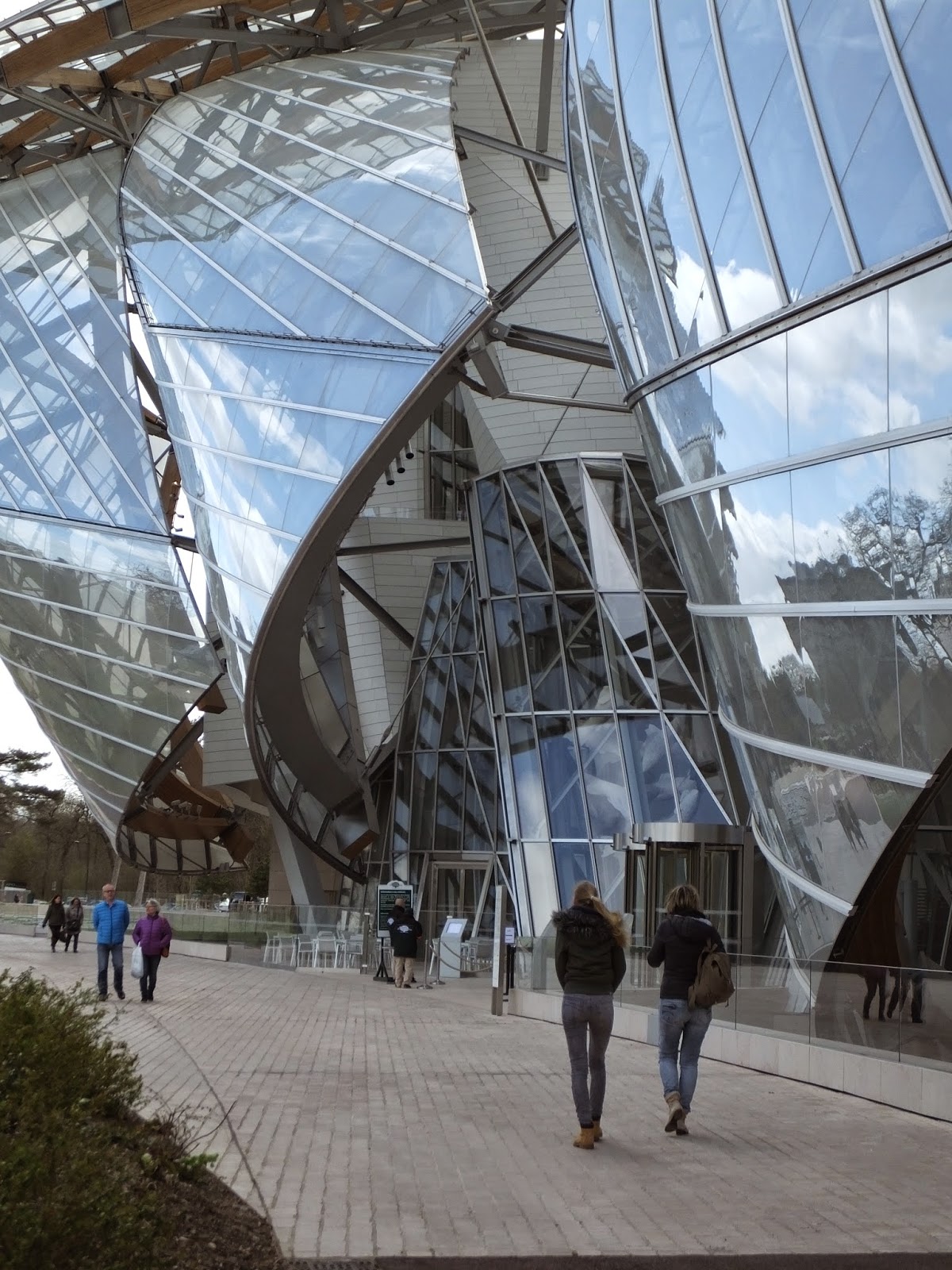 Frank Gehry, Sergio Grazia · Louis Vuitton Foundation · Divisare
