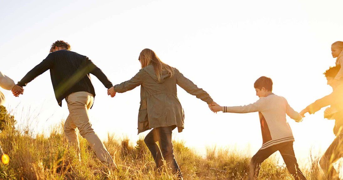 руки вместе. Give together. поддержка семьи и друзей. взявшись за руки. держатся за руки.