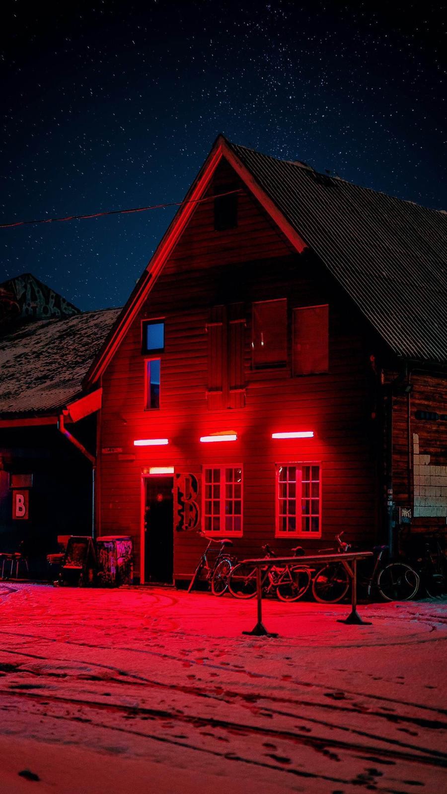 Kar ve Kırmızı Neon Manzaralı Ev