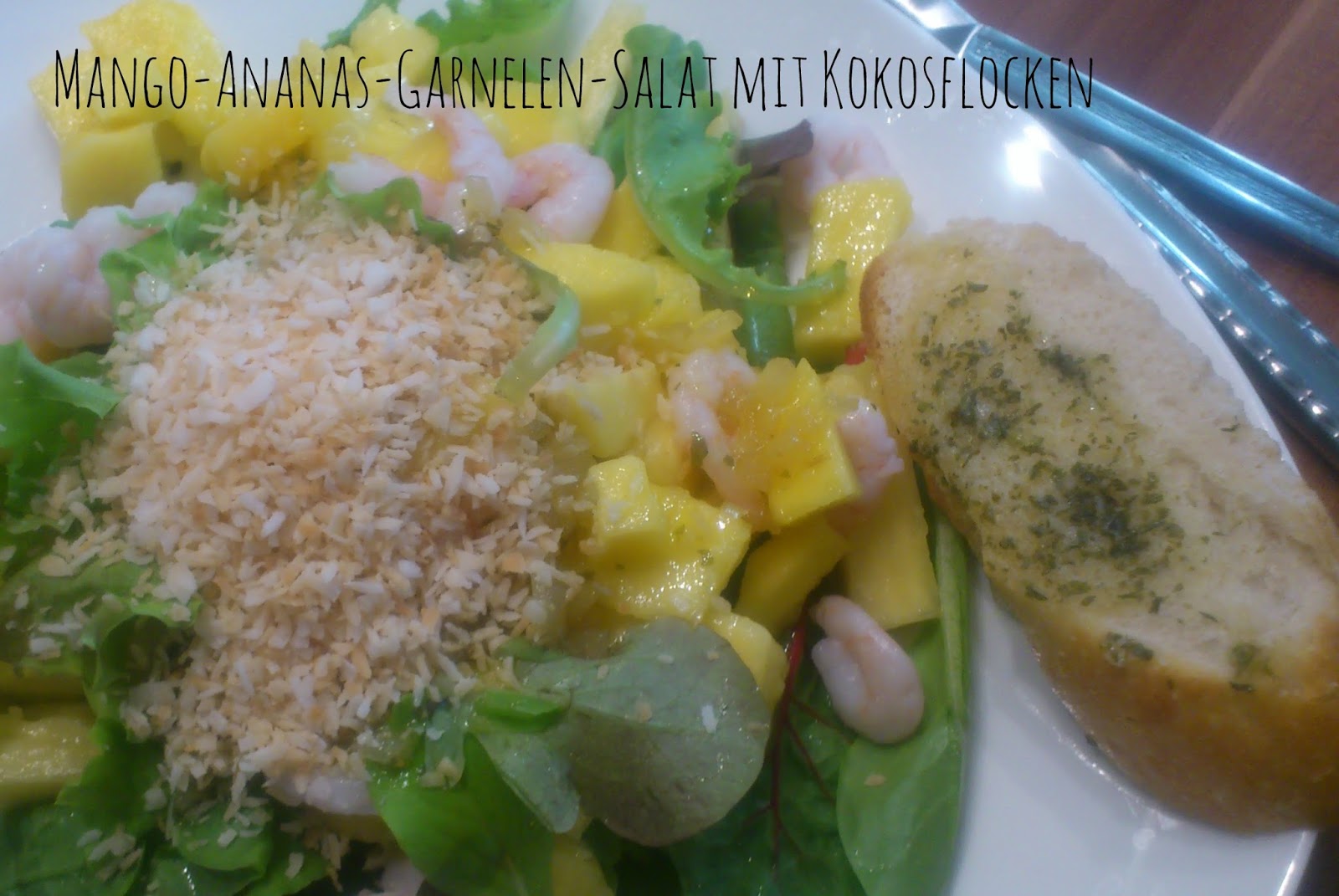  Mango-Ananas-Garnelen-Salat mit Kokosflocken