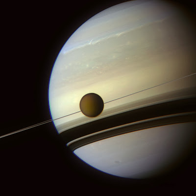 El planeta Saturno y una de sus lunas