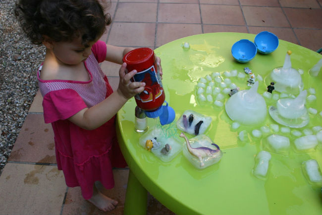 actividades y juegos refrescantes para niños aire libre, hielo