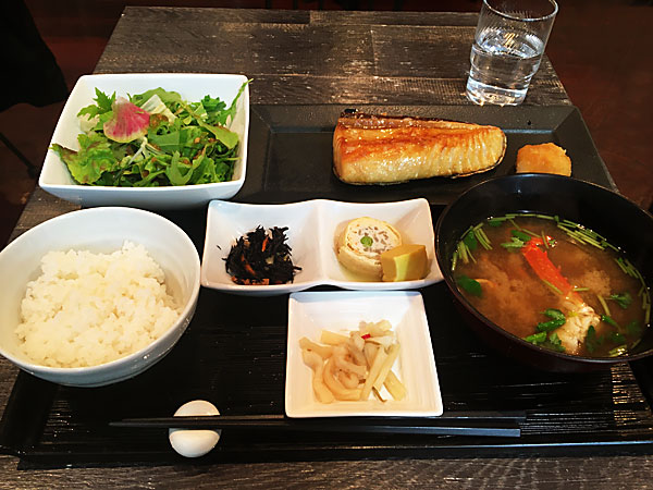 新宿の健康プラザハイジアビル4階にある本格和食カフェ『No.13cafe(サーティーンカフェ)』のびんちょう大トロ定食