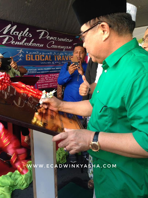 DATUK YAHYA MENANDATANGANI GOLDPLATE SEMPENA MAJLIS PERASMIAN GLOCAL TRAVEL & TOURS