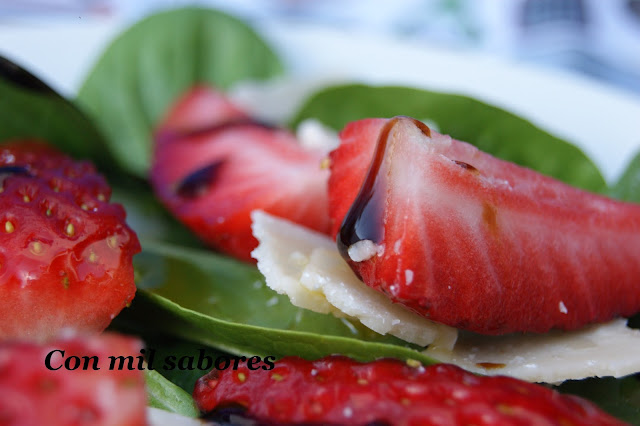 ENSALADA DE FRESAS, ESPINACAS Y GRANA  PADANO