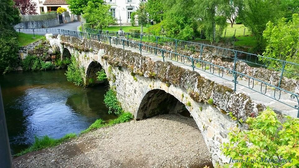 Ma France en images Cantal SaintSimon pont qui traverse la Jordanne