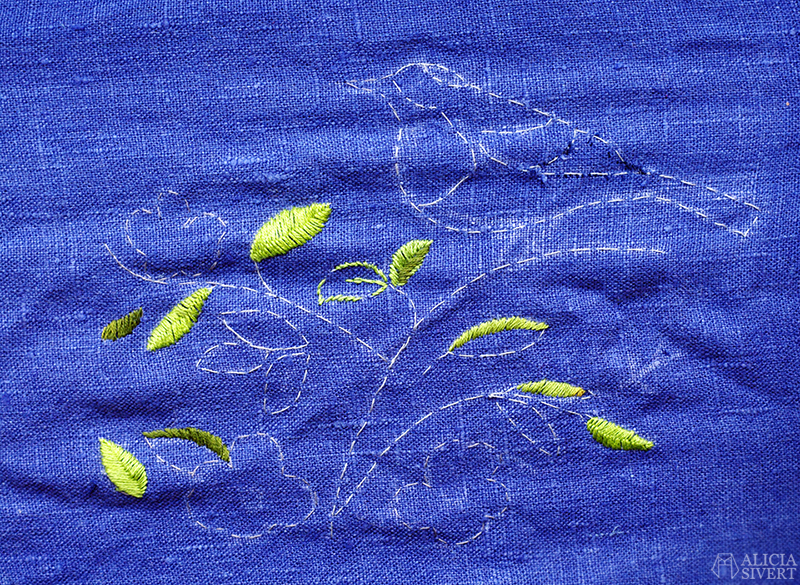 Pied wagtail embroidery, by Alicia Sivertsson. aliciasivert alicia sivertsson sivert skapa kreativitet diy do it yourself broderi embroidery needlework textile art textilkonst textil konst handarbete hantverk sädesärla linne pied wagtail