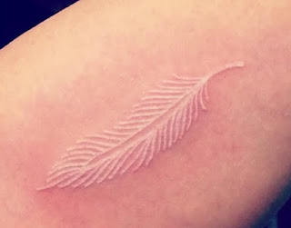 tatuaje blanco de pluma