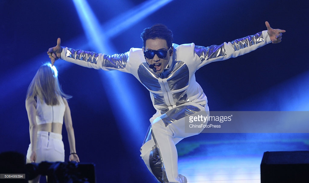 http://3.bp.blogspot.com/-TbORZUfCk5Q/VqXRTrJPMSI/AAAAAAABQww/Z1CIrNTb41I/s1600/south-korean-singer-rain-performs-onstage-during-his-concert-the-picture-id506499394.jpg