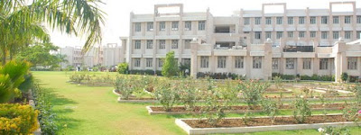 Indian College Student Campus: Parul Institute of Management college in
