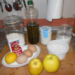 Ingredientes del bizcocho con manzana.