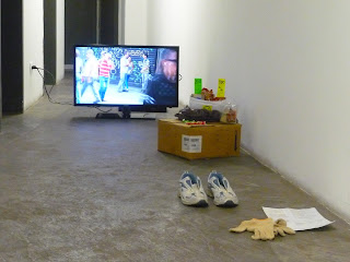Instalación de Gladys Calzadilla "En los Zapatos de Otro" Proyecto LUCA En el espacio La Viga del Centro Cultural Chacao Instalación de Gladys Calzadilla "En los Zapatos de Otro" Proyecto LUCA En el espacio La Viga del Centro Cultural Chacao
