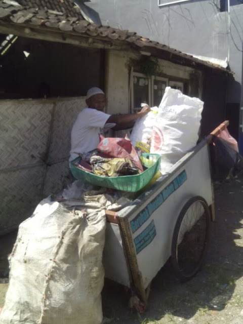 Mbah Latif Menjemput Sampah di Rumah Warga