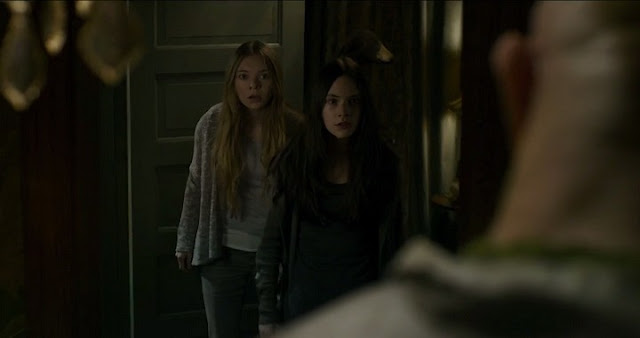 Ghostland - Pesadilla en el infierno. Crítica. Acá vemos a las jóvenes hermanas Vera y Beth, de izquierda a derecha, frente a uno de sus agresores.