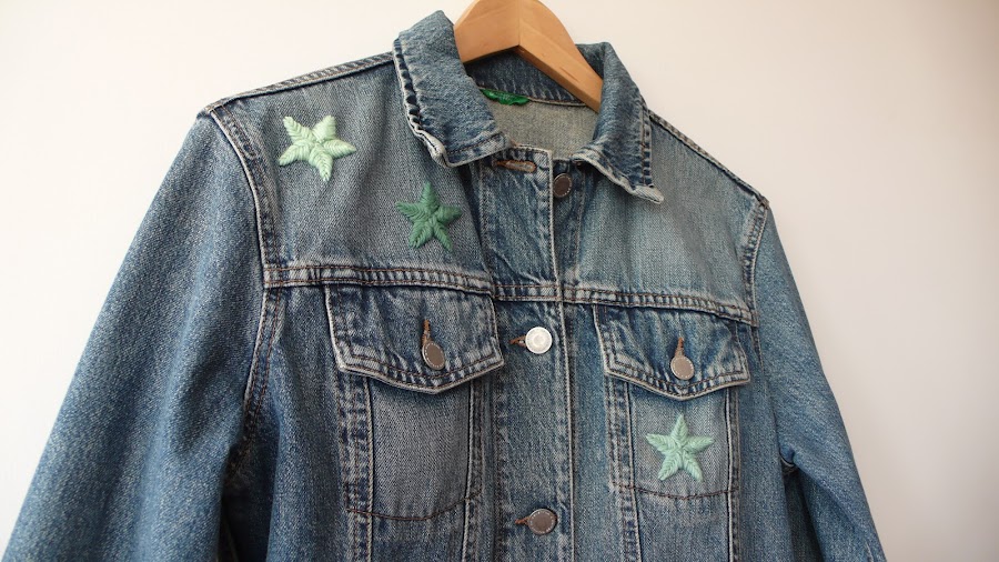 Cazadora-vaquera-con-estrellas-bordadas