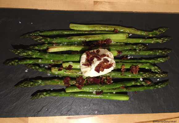 Receta Espárragos trigueros con jamón ibérico y huevo poché HortoGourmet