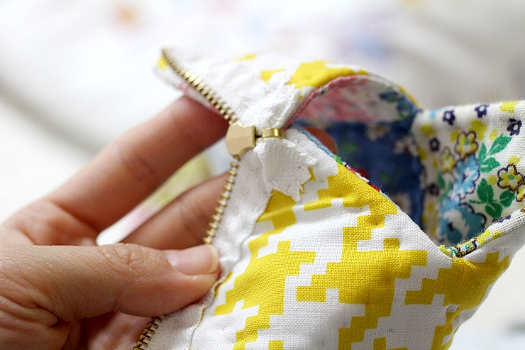 How to make DIY Picture Tutorial cosmetic bag purse fabric sewing patchwork.  Сумочка-косметичка пэчворк. Фото-инструкция по шитью.
