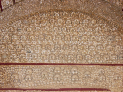 amazing buildings made of bones, Capilla de Ossos in Faro, Portugal