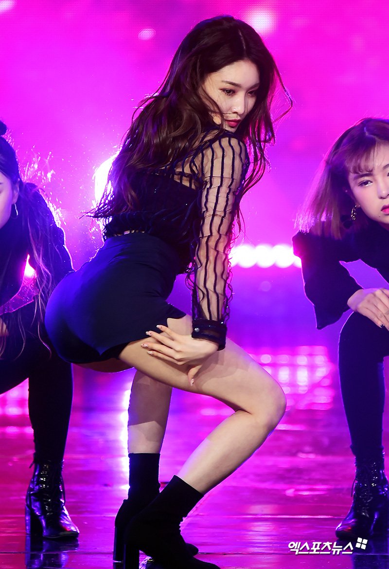 Chung Ha Stuns With Her Strong Stage Presence On Show Champion!