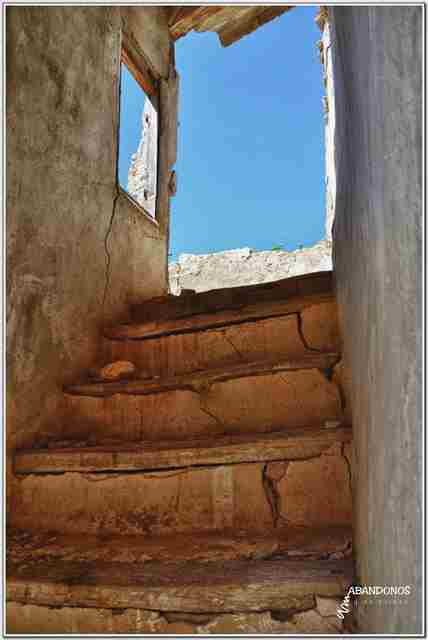Abandono y en Ruinas: Poblado de Oreja