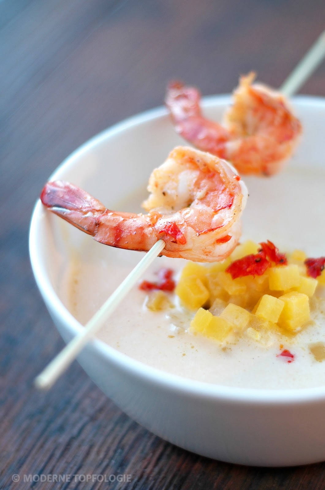 Steckruebensuppe mit Rübenwürfeleinlage und Garnelen am Spiess