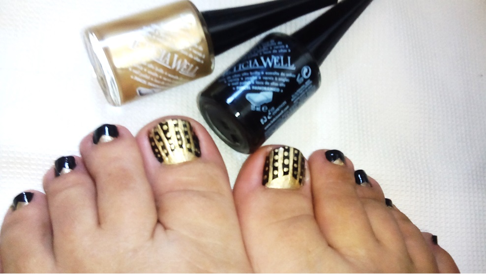 Yuyis Creations: Decorado uñas de los pies #9 (en negro y dorado)