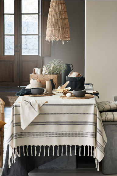 AN INSPIRING CUSTOMER EXPERIENCE H&M HOME | Fill your home with romantic opulence or indulge in an urban oasis. From plush velvet cushions and gold-rimmed accessories, to handcrafted homeware in natural materials — autumn's affordable trends are ready to give your home an exclusive touch.