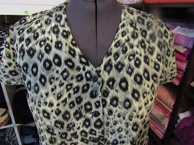 Simplicity 7176 Top Leopard Print Version 1 www.sewplus.blogspot.com