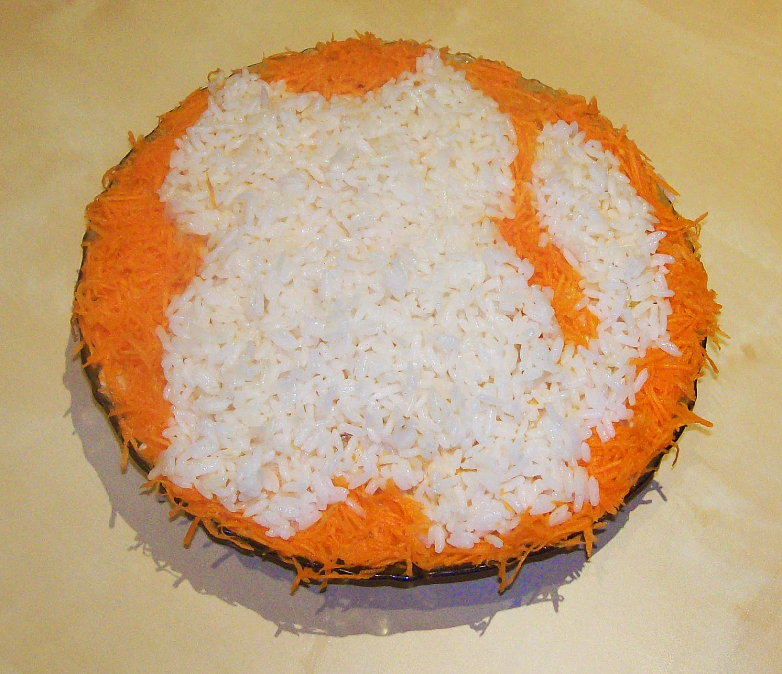 фруктово - овощной с рисом салат на детский день рождения - рисуем котика