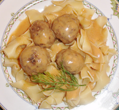 SWEDISH MEATBALLS WITH NOODLES PORTIONS: 35 meatballs = 6 portions INGREDIENTS FOR MEATBALLS 300 g. = 11 oz. ground pork. 300 g. = 12 oz. ground beef. ½ cup small diced onions. 1 beaten egg. 1¾ tsp. salt. ¾ tsp. allspice. ¼ tsp. ground black pepper. ¼ tsp. ground nutmeg. 1 cup bread crumbs. 2 tbsp. flour. 1 tbsp. olive oil. 1 lb. wide noodles  MEATBALLS PREPARATION. In a bowl mix the ground pork, ground beef, onions, egg, salt, all spice, ground pepper, nutmeg and bread crumbs. Using a tablespoon for meassurement make 35 meatballs. Dip the meatballs in the flour. Heat up a skillet with the oil and brown the meatballs all around. In a moderate heat, cover the skillet to finish cooking.. Place the meatballs on a dish after cooked.. INGREDIENTS FOR THE SAUCE ¼ cup shallots fine chopped. 2½ tbsp. cornstarch. 3 cups beef broth. 3 tbsp. white wine. 1 tbsp. worcesterhire sauce. 1 tbsp. sour cream. 1 tbsp. chopped dill. SAUCE PREPARATION Using same skillet that the meatballs were cooked, add and saute the shallots. Add wine and let it reduce. Disolve the cornstarch in ½ cup of the beef broth. Add to the skillet the 2 ½ cups of beef broth and let it boil. While it is boiling, thick it with the cornstarch mix and let it cook for a minute under moderate heat. Add to the sauce, worcesterhire and sour cream. Put and mix the meatballs in the sauce. Cook the noodles in boiling water according to the package directions. Strain the noodles and mix with the meatballs.  Serve in plates sprinkling the top with dill.