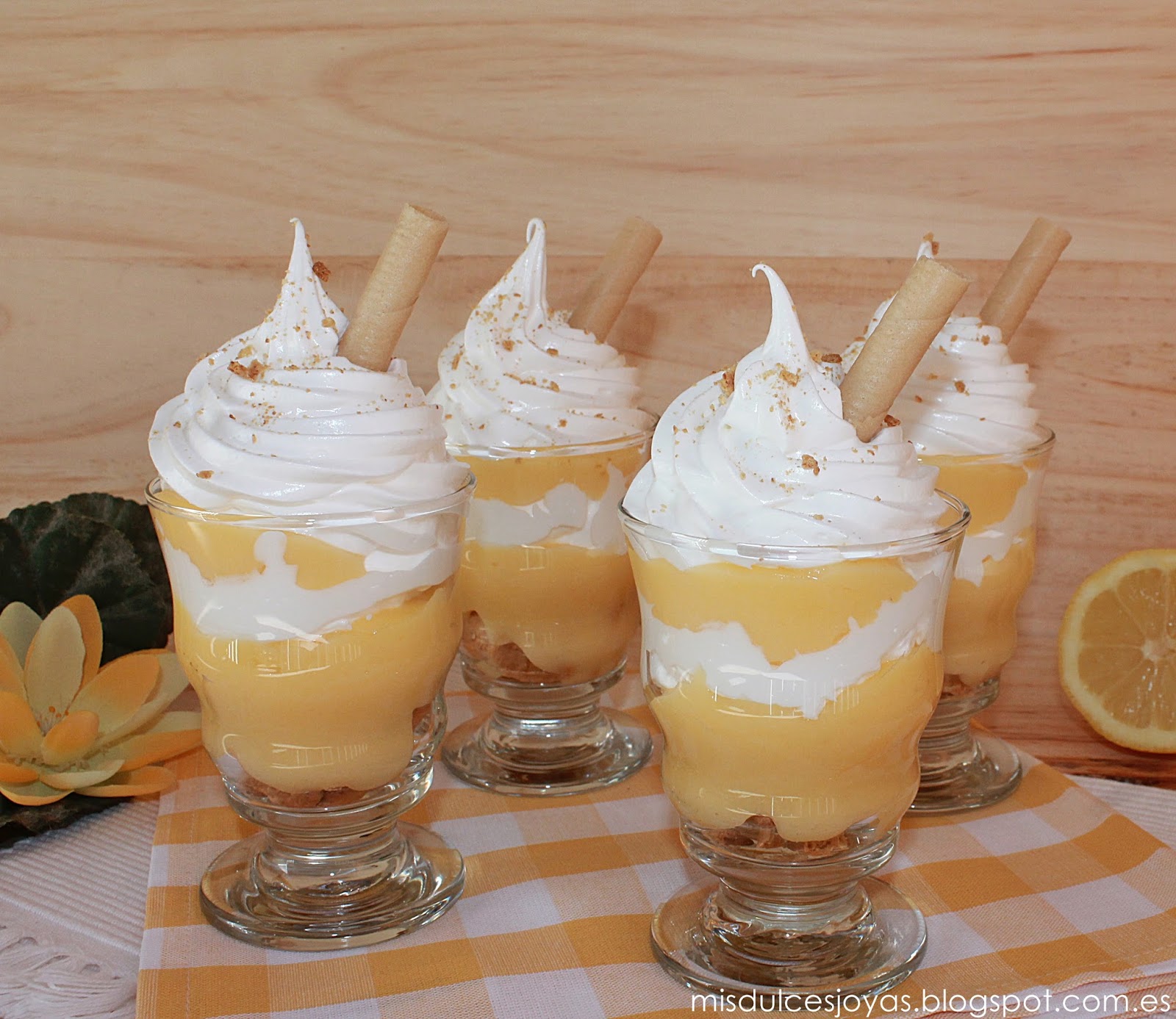 Vasitos de crema de limón y merengue