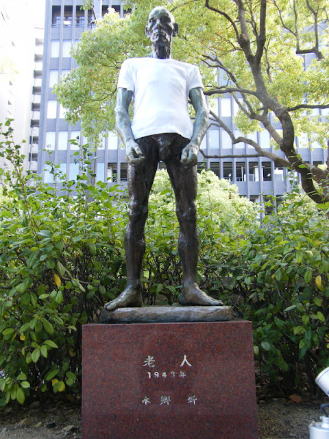 街中の忘れさられた裸体の銅像にTシャツを着せたアート【a】　北川純　冗談アート
