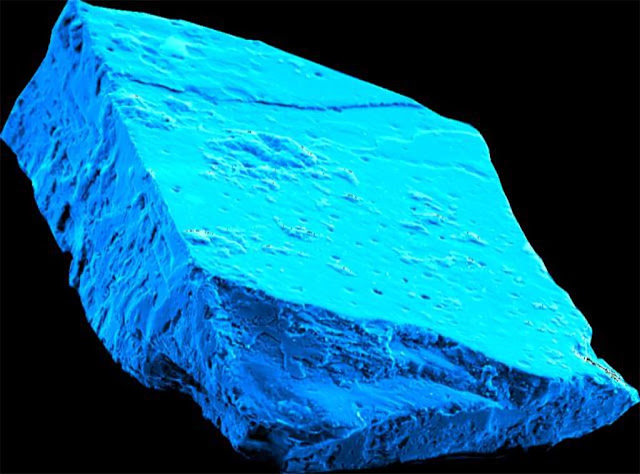Pequeno cristal de hibonita encontrado no meteorito de Murchison - Andy Davis - University of Chicago