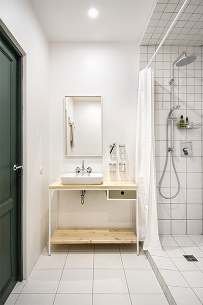 meuble de salle de bain simple blanc et bois clair