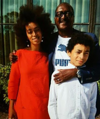 Mathew Knowles also takes a photo with Solange & his grand child, Julez