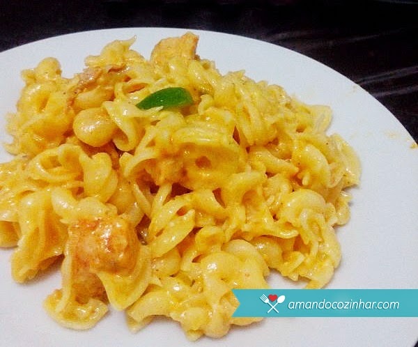 Macarrão ao molho de frango e cheddar