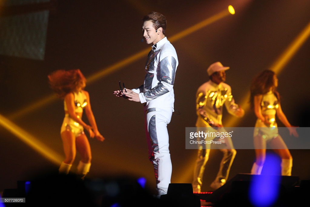 http://3.bp.blogspot.com/-TisZoXMJn5c/Vq8Jr8AO5WI/AAAAAAABTQE/l2GGVCuhe1Y/s1600/south-korean-singer-rain-performs-onstage-during-his-concert-the-picture-id507726070.jpg