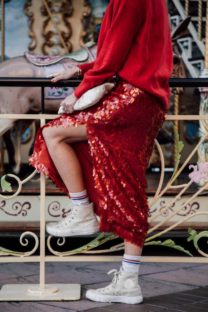 Dos formas de llevar la famosa falda roja lentejuelas - vida en rojo