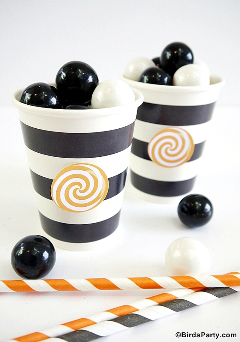 Quick & easy Halloween party decor ideas & table styling anyone can pull off | BirdsParty.com