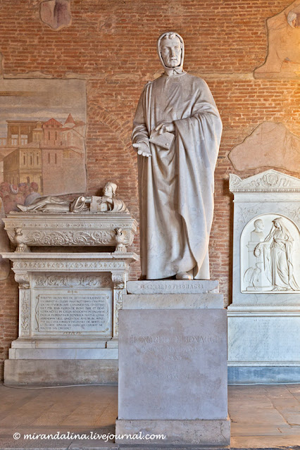 Памятник выдающемуся средневековому математику Леонарду Фибоначчи