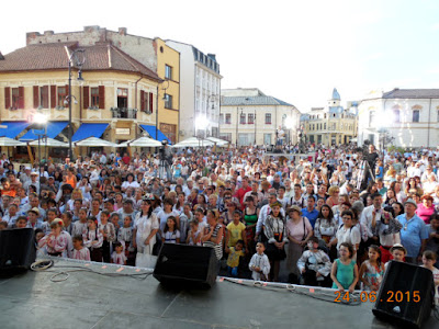 Piata plina de ii, vazuta de pe scena