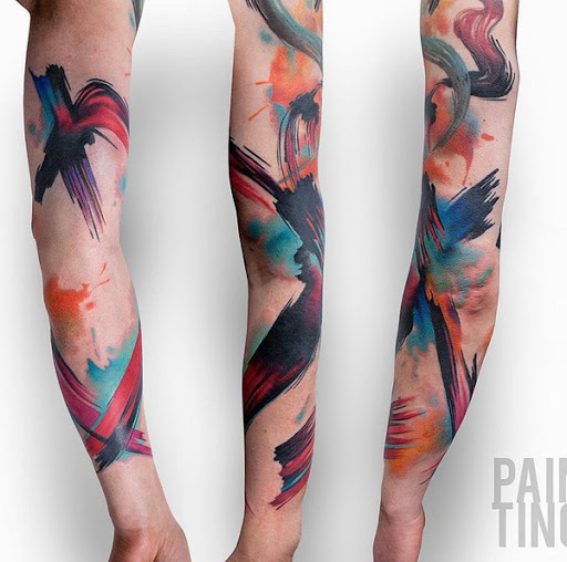 Resumo escova temáticos manga da tatuagem. Multi-coloridas pinceladas são vistos na manga desenho de tatuagem. Parece que os braços são a tela e a tatuagem é o pincel.